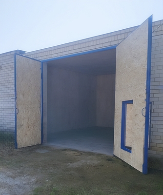 Ворота синего цвета