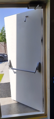 Дверь с ручкой антипаника