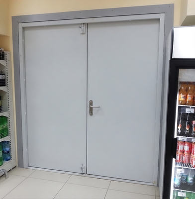 Двупольная дверь в магазине