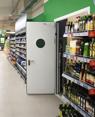 Служебная дверь в магазине