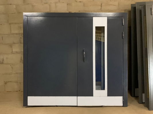 Тёмно-серая дверь с остеклением